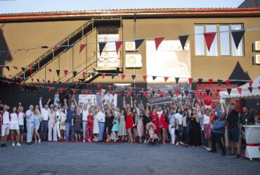 люди на открытии автоцентра