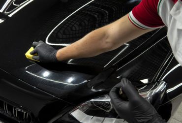 крупный план нанесения защиты на кузов авто