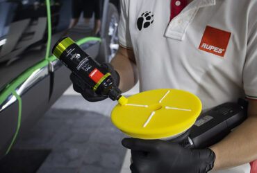 загрузка желтого круга полировальной пастой