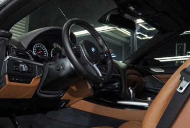 приборная панель и руль BMW после детейлинга