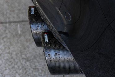 капли воды на трубах глушителя