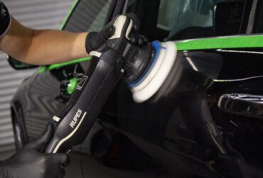 полировка черной машины