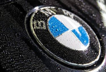 капли воды на значке BMW