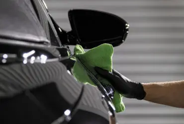 отполированный автомобиль крупным планом