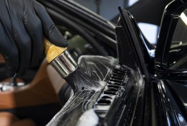 чистка панелей автомобильной двери