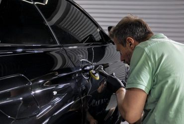 полировка труднодоступных мест на двери автомобиля