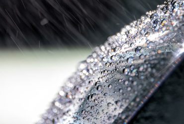 капли воды на кузове авто крупным планом