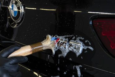 чистка хромированного значка BMW