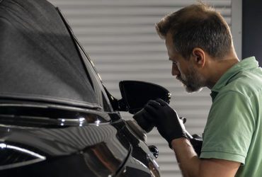 полировка области под ручками на автомобильной двери