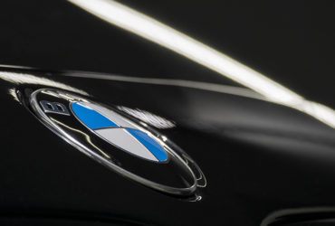 отполированный значок BMW