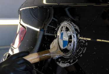 чистка хрома на значке автомобиля BMW