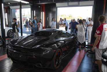 авто в боксе