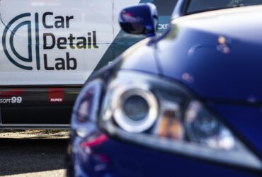 синий гоночный автомобиль