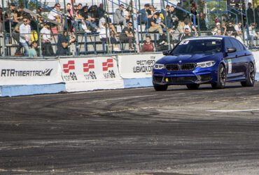 синее авто на гоночной трассе