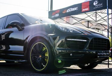 черный автомобиль на гонках