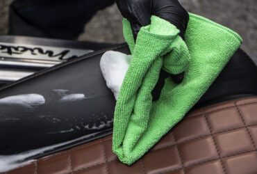 нанесение очистителя на кожу в автомобильном салоне