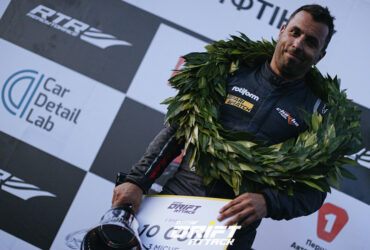 гонщик с кубком и сертификатом