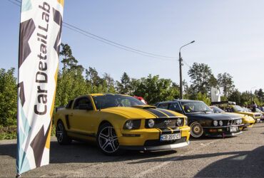 желтый mustang