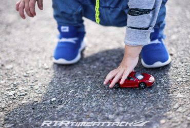 ребенок с моделькой гоночной машины