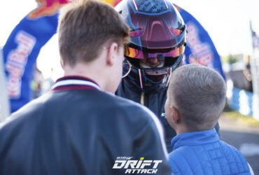 зрители общаются с автогонщиком