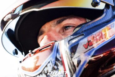 гонщик в шлеме крупным планом