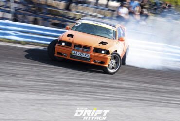 оранжевый гоночный автомобиль