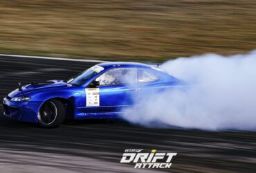 дрифт синего авто на трассе