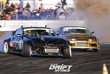 два дрифтующих автомобиля на гоночной трассе