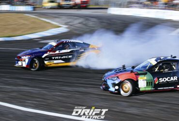 дрифт двух автомобилей на трассе