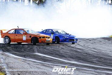 синий и оранжевый автомобили на трассе