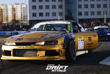 гоночное авто золотого цвета