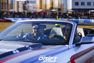 гонщики за рулем автомобиля RTR TimeAttack