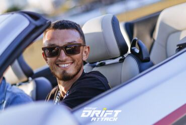 улыбающийся гонщик