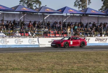 красный гоночный автомобиль на трассе