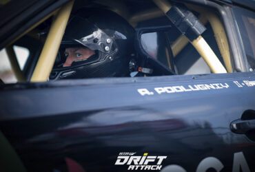 пилот за рулем гоночной машины