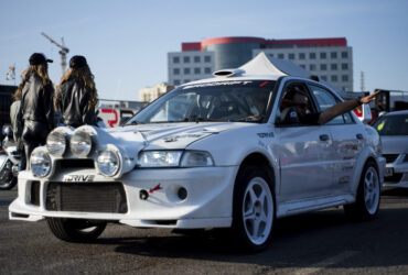 белый гоночный автомобиль на выставке