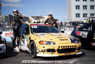 девушки на фоне тюнингованого автомобиля