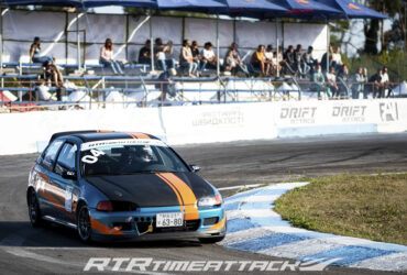 гоночный автомобиль на автодроме