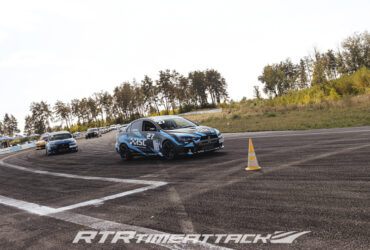 парад гоночных авто на трассе