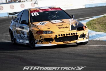 желтое авто на гоночной трассе тайматак