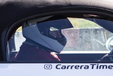 пилот гонок тайматак в шлеме