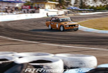 желтый автомобиль на трассе тайматак