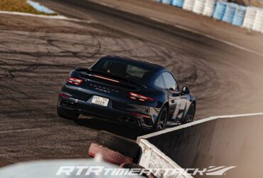 черный автомобиль на трассе тайматак