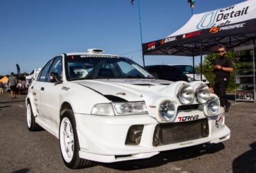 белое гоночное авто