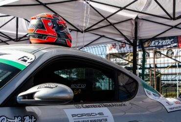 шлем на кузове гоночного авто