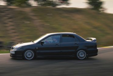 черный автомобиль на гонках тайматак