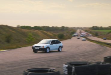 белая лада на гоночной трассе