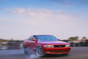 красный гоночный автомобиль