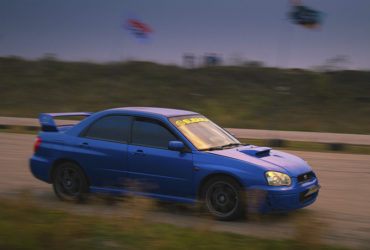 синий гоночный автомобиль