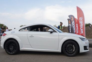 белый гоночный автомобиль